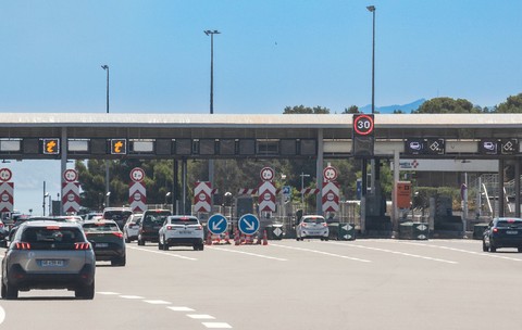 Un șofer a fost pus să plătească 12.600 de euro, câte 50 de euro pentru fiecare trecere neplătită prin taxatoarele de pe autostradă, în Franța
