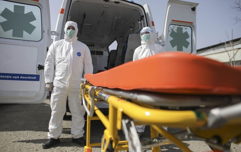 Un bătrân din județul Suceava, lăsat să moară acasă, deși avea simptome de Covid-19: „Ambulanţa ne-a certat că-l aducem pe capul lor”