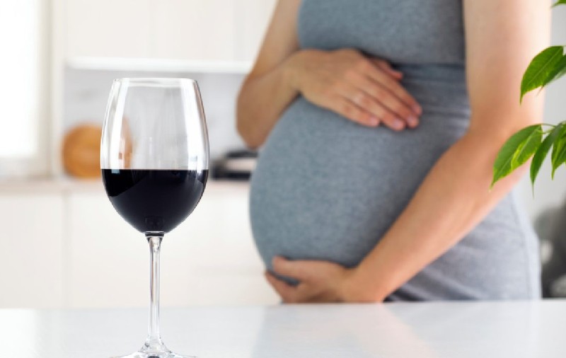 Mitul paharului de vin în sarcină. Medic ginecolog: „Cea mai sigură cantitate de alcool este ZERO”. Ce arată un sondaj îngrijorător despre românce