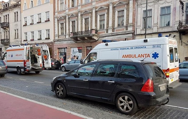 VIDEO | Un clujean a furat cutia milei, dar a fost lovit de o ambulanță în timp ce fugea