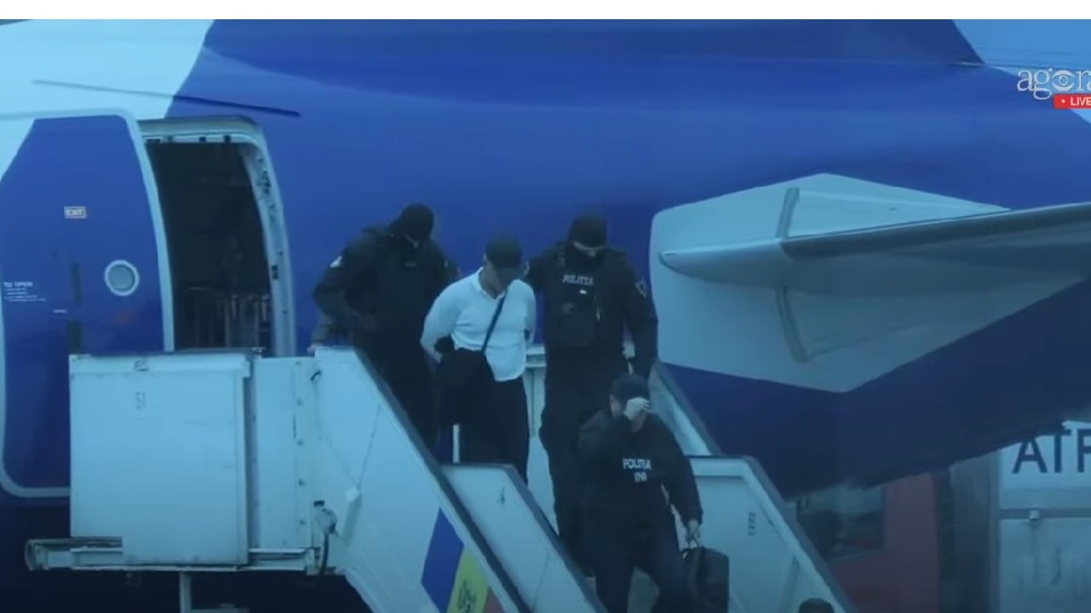 Vladimir Plahotniuc, îmbrăcat în alb, scos în cătușe din avionul care l-a adus din Atena Captură YouTube/ Agora.md