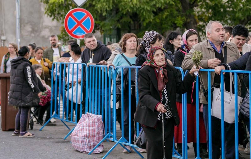 Peste 300.000 de oameni s-au închinat la moaştele Sfintei Cuvioase Parascheva, la Iași. 50.000 încă stau la coadă