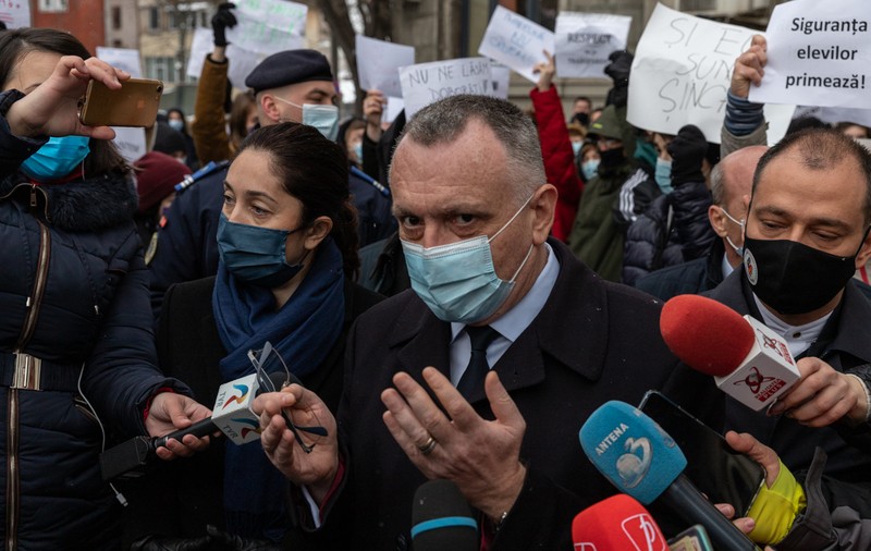 Cîmpeanu: Alți 450.000 de elevi, de luni, la școală, cu prezență fizică