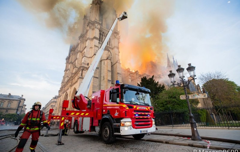 VIDEO | Momentele dramatice prin care au trecut pompierii în încercarea de a stinge incendiul izbucnit la Catedrala Notre-Dame