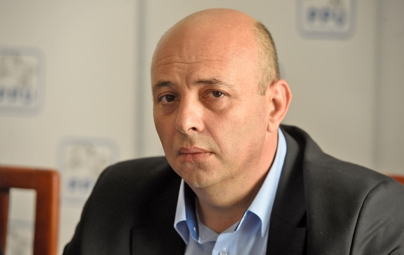 Directorul din Primăria Sectorului 5 prins cu angajații din subordine în curte și-a dat demisia „de onoare” după dezvăluirea Libertatea