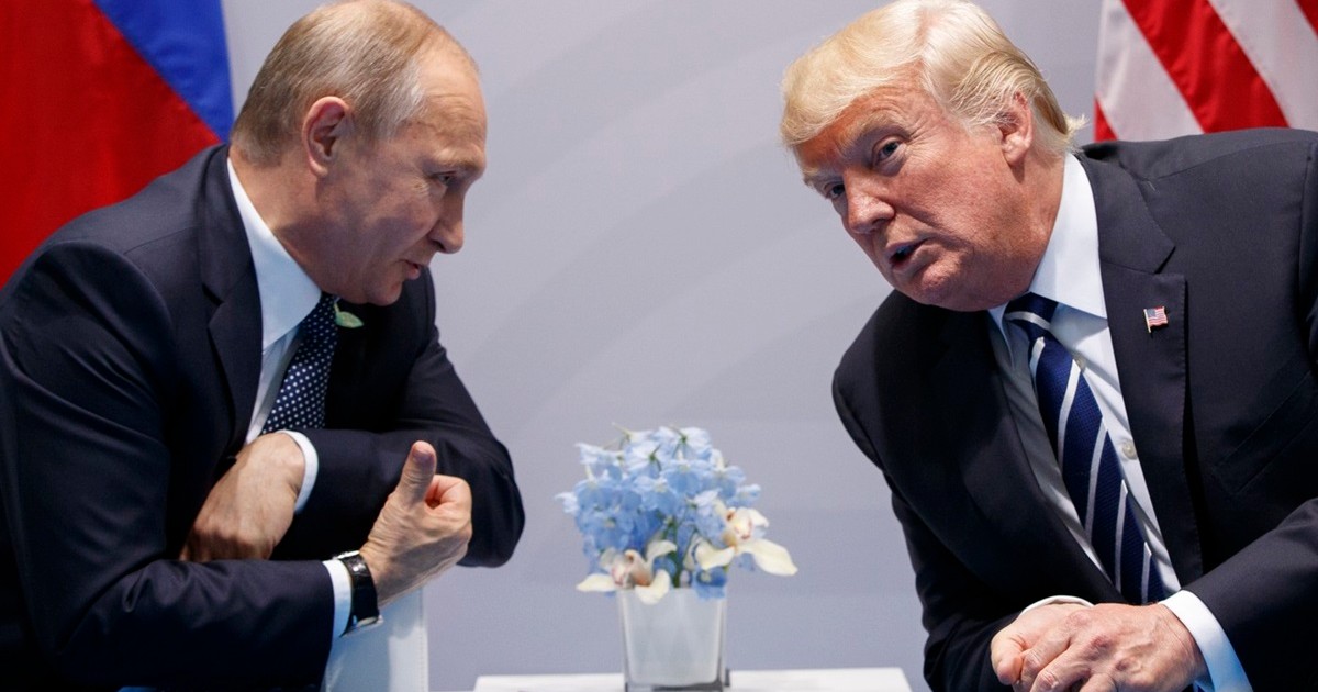 Președintele rus Vladimir Putin (stânga) și Donald Trump.