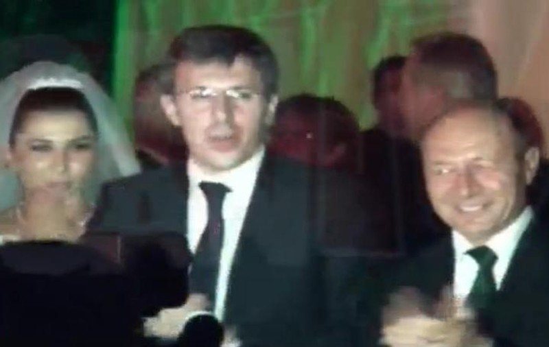 Primarul Chişinăului, impresionat de nunta Elenei Băsescu, îşi doreşte o nuntă similară! Vezi ce cadouri le-a făcut mirilor!