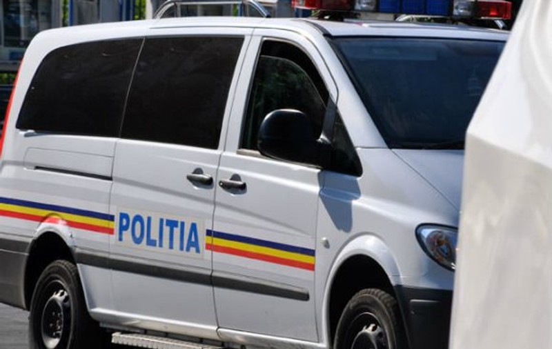 Mama fetiței de 12 ani găsită decedată într-un apartament din București s-a întors în țară. A fost ridicată de poliție din Vama Nădlac