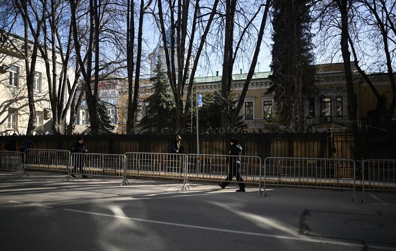Rusia a reziliat contractele de închiriere a terenurilor pe care se află Ambasada Ucrainei la Moscova