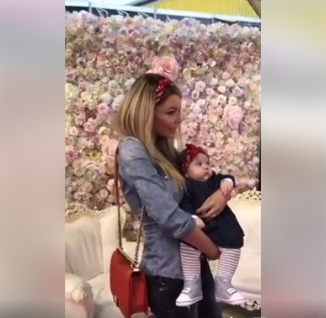 Fetița Biancăi Drăgușanu, prima ieșire în public, la Târgul de Nunți