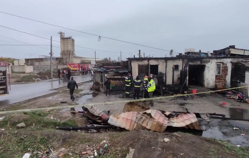 Patru copii și părinții lor au murit într-un incendiu care le-a mistuit casa, în Turda. Singurul supraviețuitor, un băiat de 14 ani