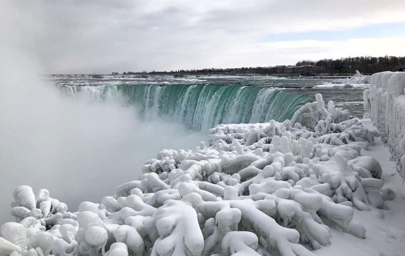 Imagini spectaculoase cu Cascada Niagara înghețată. Vizitatorii spun că ”e ca în castelul Elsei din Frozen”