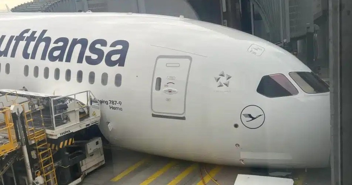 Avion Boeing 787-9 prăbușit în partea din față pe aerportul din Frankfurt Captură X @visegrad24