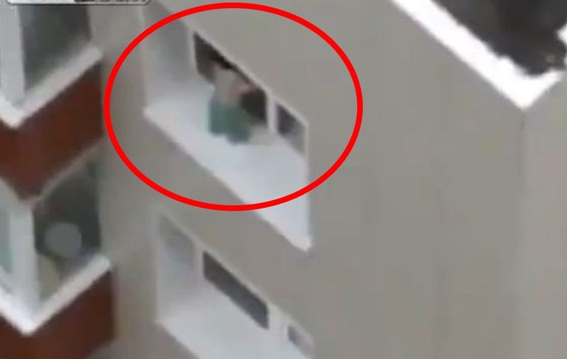 ABSOLUT ŞOCANT! UN COPIL a ieşit LA PLIMBARE pe PERVAZUL unei ferestre de la ultimul etaj al unui bloc! DEZNODĂMÂNTUL E NEAŞTEPTAT!| VIDEO