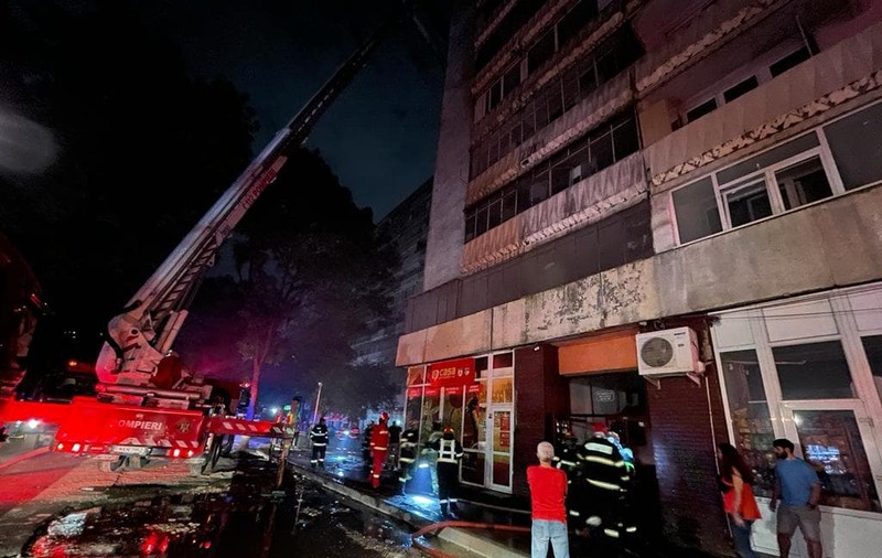 Incendiu în București, la un bloc cu 10 etaje din cartierul Ferentari. Două persoane au ajuns la spital