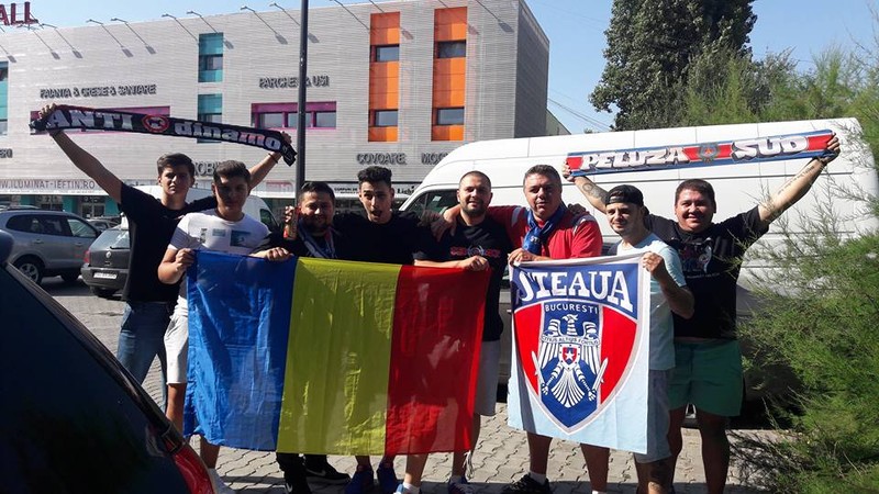 Liviu Cojoacă, primul din dreapta, mândru de fularul lui cu Peluza Sud Steaua