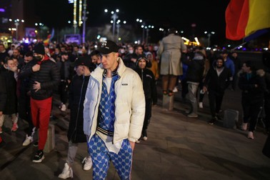 Zeci de oameni au protestat în București, în timpul nopții, față de noile restricții | Inquam Photos / Octav Ganea