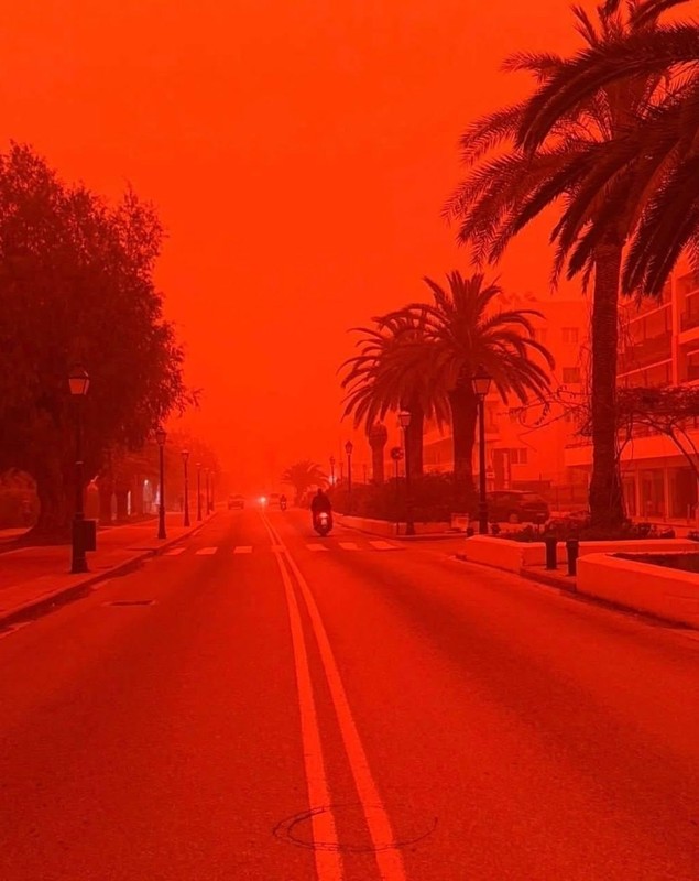 Imagini ca în Apocalipsă pe insula Creta, unde totul s-a colorat în nuanțe de roșu sângeriu