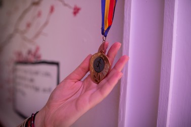 Medalia pe care Miruna, fiica mijlocie a soților Păun, a câștigat-o la cros