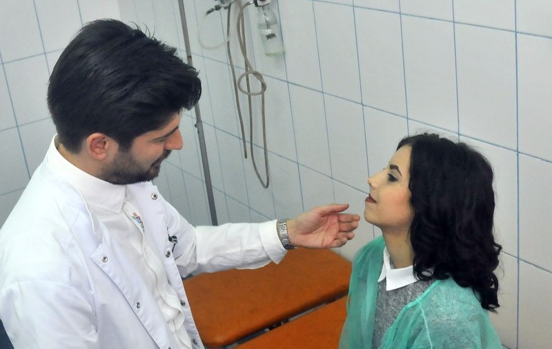 O adolescentă din Bacău și-a recăpătat zâmbetul în urma unei operații rare. Avea fața umflată și dureri când mesteca