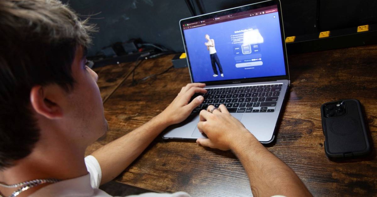 Un adolescent, asezat la un birou maro inchis, cu un laptop in fata, demonstrează posibilitățile inteligenței artificiale prin crearea unui companion bazat pe inteligență artificială pe Character.AI, pe 15 iulie 2025, în Russellville, Arkansas.
