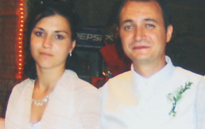 Hăcuită sub ochii fetiţei de doi ani