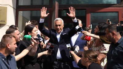 Călin Georgescu a fost așteptat la Parchetul General de aproximativ 100 de fani. Foto: Dumitru Angelescu / Libertatea