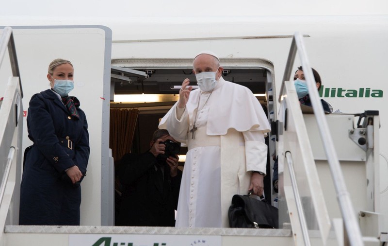 Papa Francisc a sosit în Irak, într-o vizită riscantă și istorică în țara încă afectată de conflict și confruntată cu un noul val al epidemiei COVID