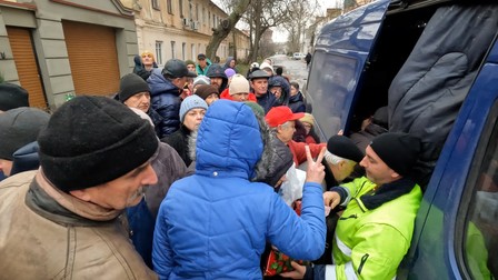 Petru împarte ajutoare oamenilor din zona Herson