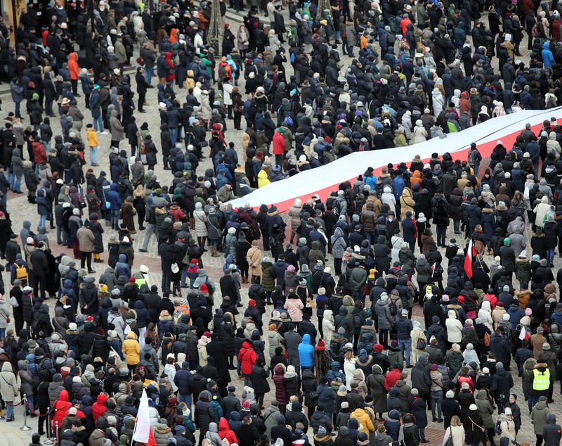 GALERIE FOTO: Zeci de mii de oameni l-au condus pe ultimul drum pe primarul din Gdansk, înjunghiat pe scenă, în timpul unui eveniment
