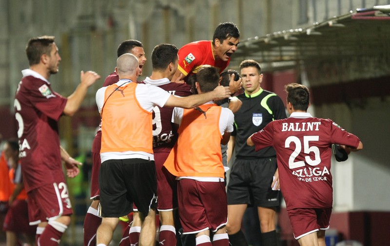 VIDEO / Rapid - ”U” Cluj 2-1. Nebunie în Giuleşti: demisie salvată în prelungiri