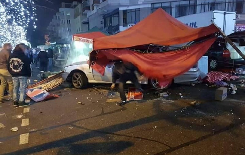 Un șofer a intrat cu mașina într-un stand la Târgul de Crăciun din Mioveni