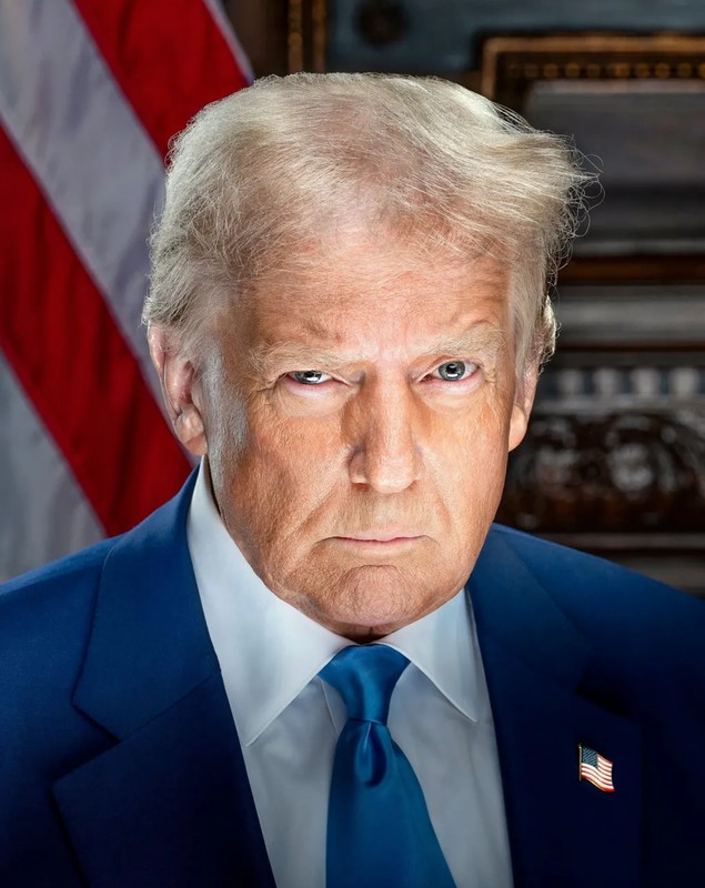 Noul portret oficial al lui Donald Trump seamănă cu fotografia făcută când președintele ales a fost la închisoare