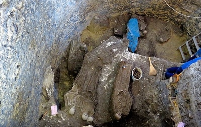 Zeci de schelete au fost găsite sub altarul Catedralei Romano-Catolice din Iași