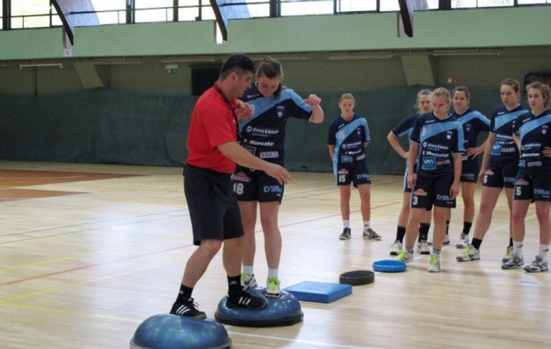 Românul Alexandru Acsinte le predă handbal europenilor