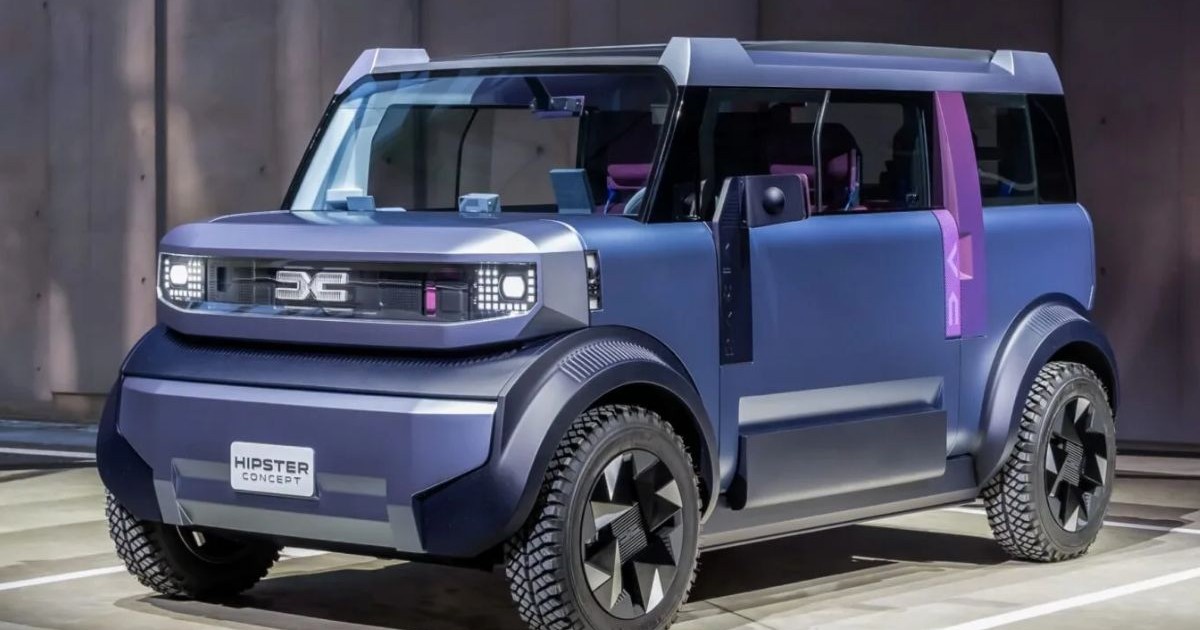 Masina electrica cubica moderna futurista Dacia Hipster. Vopsea mov si sta intr-un loc de parcare