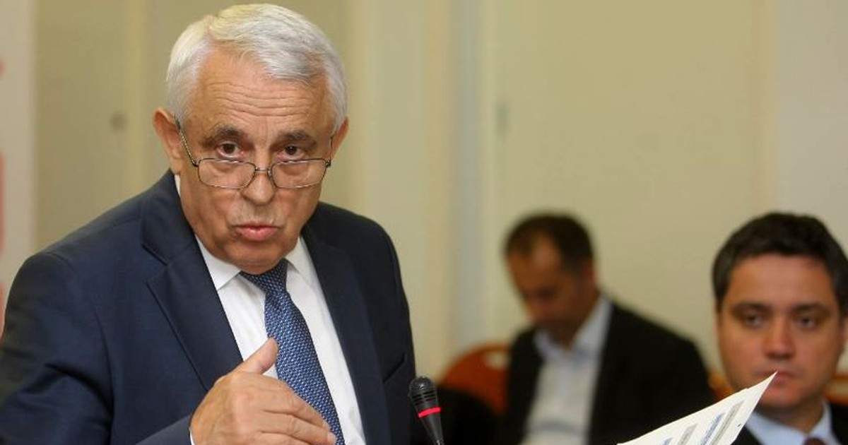 Petre Daea dă vina pe inconștiența oamenilor, pentru răspândirea pestei porcine. Petre Daea, cu o foaie în mână și cu ochelarii pe nas, cu mând dreaptă ridicată în aer