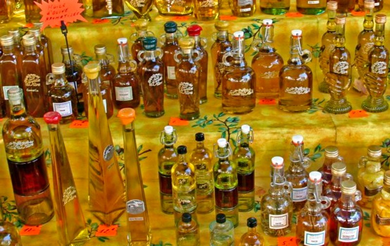Un român a furat 40 de sticle de ulei în Spania