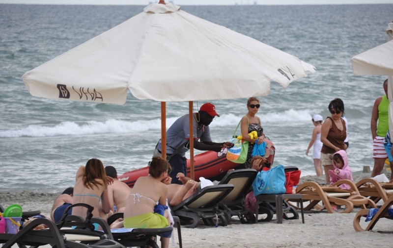 ”Ambulanţii” africani au aterizat  în Mamaia, pe plajele primarului-dansator Mazăre 