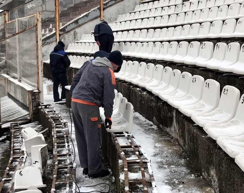 Taie Giuleștiul cu flexul! Stadionul a intrat în procesul de demolare, muncitorii lucrează de zor, iar primele scaune au fost scoase de pe arena de lângă podul Grant