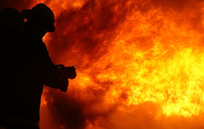Un pompier care încearcă să stingă un incendiu