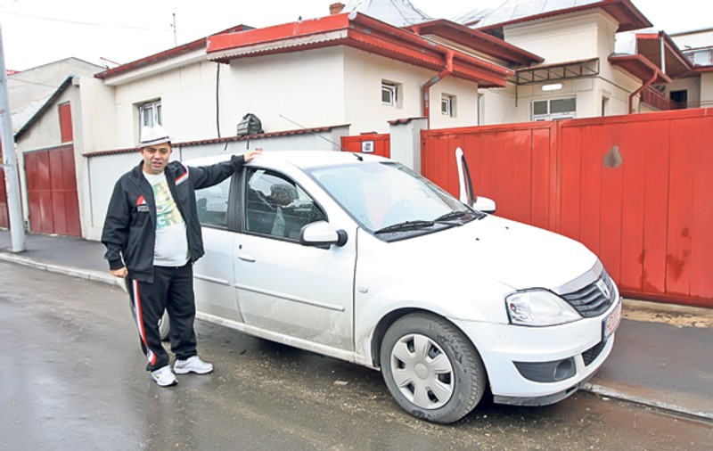 Hoţii i-au spart casa lui Nicolae Guţă | I-au furat toate costumele