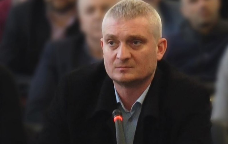 Consilierul PNL Andrei Kadas, către şeful Poliției Braşov, chestorul Valentin Flucuş: „Gunoiule”!