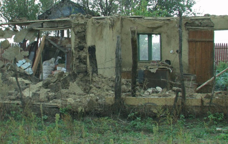 Tragedie la Călăraşi! Muncitor ucis de peretele unei case pe care o demola 
