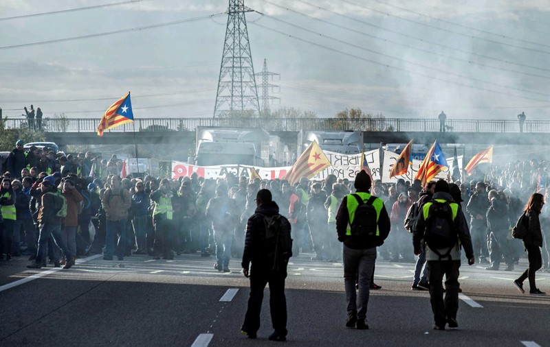 FOTO | Grevă în Catalonia: Traficul rutier și cel feroviar au fost afectate
