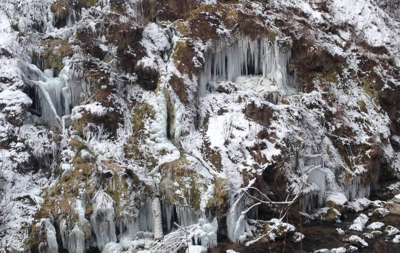 Cascada Bigăr a înghețat. Peisaj de poveste, oferit de natură în inima Banatului