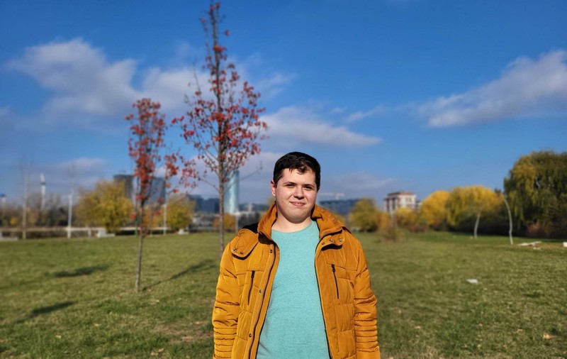 Liceanul care luptă cu poluarea fonică din București a început cu colegii lui: „Vrei să asculți muzică? Ascultă în căști!”