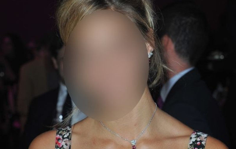 Cine e superba blondă goală puşcă în portbagaj? | FOTO