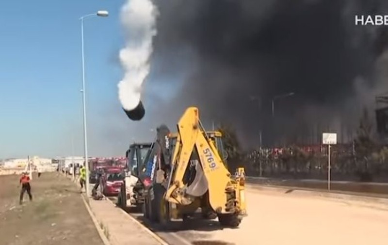 VIDEO Explozie la o fabrică de lângă Istanbul. Un rezervor a zburat fix peste mașinile parcate pe o stradă din apropiere