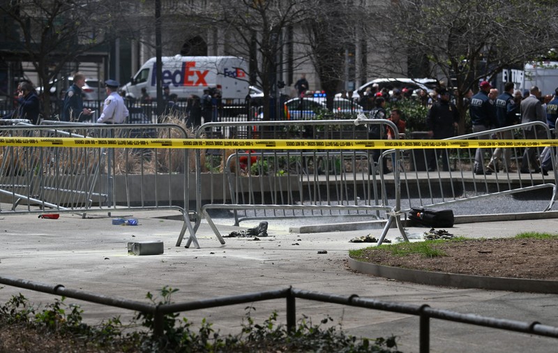 Un bărbat și-a dat foc în fața tribunalului din New York unde se desfășoară procesul lui Trump, chiar în timp ce un reporter CNN era în direct | VIDEO